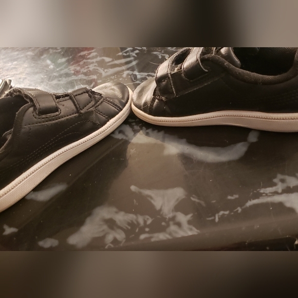 3 For 23$ Boys Puma Shoes - Picture 4 of 5